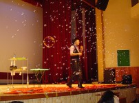 아이들과 함께 환상의 버블쇼를 선보이고 있는 모습